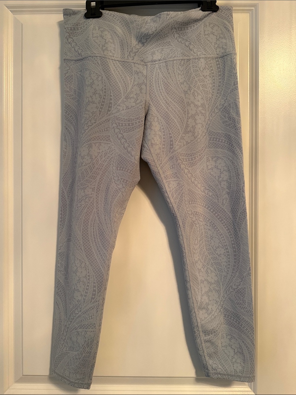 Athleta women’s Light Gray Paisley Pattern Leggings